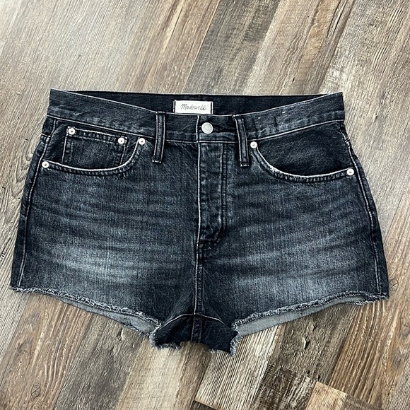 Madewell Relaxed Denim Jean Shorts Faded Black Wash Button Fly Raw Hem Sz 28 - Picture 2 of 11